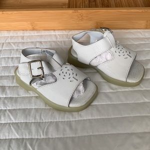 VTG Cherokee Sandals T-Strap Flower Cut Out Ankle Strap White Shoes Baby Girls 5